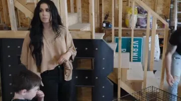 Jeans Abercrombie & Fitch en fente maigre noire lavée portés par Chelsea DeBoer comme on le voit dans Down Home Fab (S01E03)