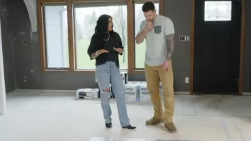 Abercrombie & Fitch Curve Love 90s Jeans en Light Ripped Wash porté par Chelsea DeBoer comme vu dans Down Home Fab (S01E03)