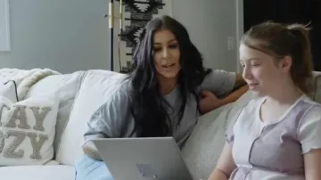 Abercrombie Essential Easy Tee porté par Chelsea DeBoer comme on le voit dans Down Home Fab (S01E03)