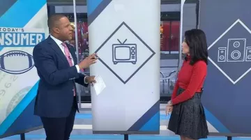 Mini jupe Club Monaco Brocade portée par Vicky Nguyen comme on le voit dans Aujourd’hui le 3 février 2023