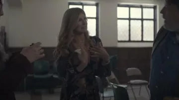 Temperley London Kitty Wrap-Effect Metallic Fil Coupé Chiffon Midi Vestido usado por Dee Dee (Connie Britton) como se ve en Dear Edward (S01E02)