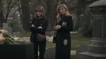 Alexander Mcqueen Bead Embellishments Manteau porté par Dee Dee (Connie Britton) vu dans Dear Edward (S01E02)