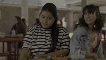 Camiseta BP Stripe Oversize Organic Cotton Crop usada por Gloria Salazar (Keyla Monterroso Mejia) como se ve en Freeridge (S01E01)