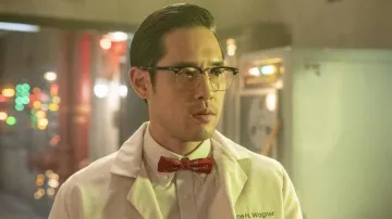 Gafas Ray-Ban Clubmaster usadas por el Dr. Ben Song (Raymond Lee) como se ve en Quantum Leap (S01E11)