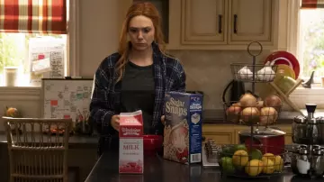 Stand de cesta de frutas de 3 niveles de Wanda Maximoff / Bruja Escarlata (Elizabeth Olsen) en muebles de la serie de televisión WandaVision (S01E07)