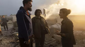 Chaqueta azul marino usada por Madison Russell (Millie Bobby Brown) en la película Godzilla vs. Kong