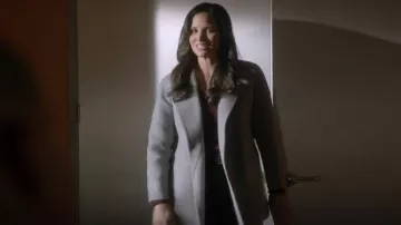 Camiseta atemporal de Banana Republic usada por Jessica Knight (Katrina Law) como se ve en NCIS (S20E13)