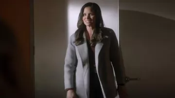 Theory Abrigo Clairene para mujer usado por Jessica Knight (Katrina Law) como se ve en NCIS (S20E13)