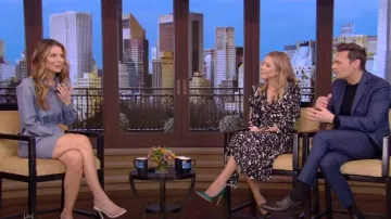 Stuart Weitzman Aleena 100 Sandals in Clear portée par Maria Menounos comme vu en LIVE avec Kelly et Ryan le 7 février 2023