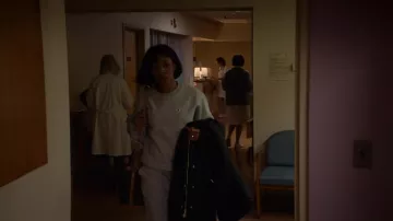 Sudadera gris de cuello redondo de campeón usada por Whitney Houston (Naomi Ackie) en Whitney Houston: I Wanna Dance with Somebody