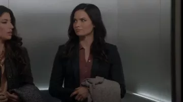Theory Etiennette Back-Vent Cutaway Long Blazer usado por Jessica Knight (Katrina Law) como se ve en NCIS (S20E13)
