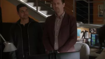 NN07 Ivan Boiled Wool Zip Jacket Antracita usada por Nick Torres (Wilmer Valderrama) como se ve en NCIS (S20E13)