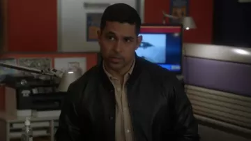 Dondup Leather Bomber Jacket - Negro usado por Nick Torres (Wilmer Valderrama) como se ve en NCIS (S20E13)
