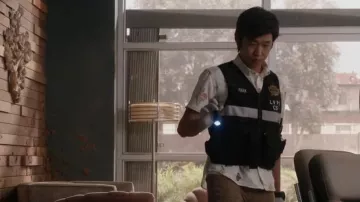 Camisa Voile de algodón estampada bordada por Chris Park (Jay Lee) como se ve en CSI: Vegas (S02E12)