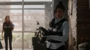 Rails Ingrid Raw Hem Chambray Camisa usada por Allie Rajan (Mandeep Dhillon) como se ve en CSI: Vegas (S02E12)