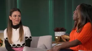 Valentino Garavani Mini robe contrastée avec détail de chaîne brodé portée par Rachel Bilson comme vu dans The Talk le 31 janvier 2023