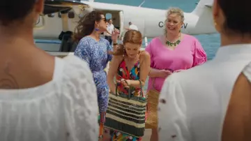 Bolso trenzado de Zara usado por Dolly (Teri Hatcher) como se ve en Fantasy Island (S01E06)