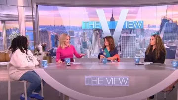 Jupe Al Al Pillar jusqu’au genou de Rick Owens portée par Sara Haines comme vu dans The View le 6 février 2023