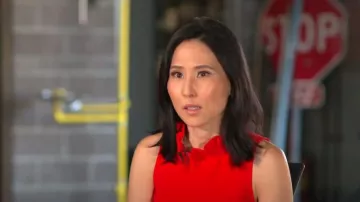 J. Crew Ruffle-Neck Top usado por Vicky Nguyen como se ve en Today el 7 de febrero de 2023