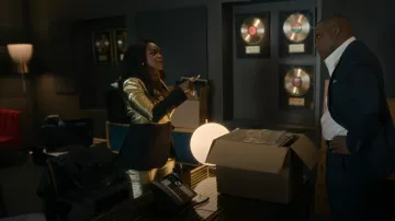 Pantalon à jambes droites à effet métallique Alexander McQueen porté par Angie Wilson (Shoniqua Shandai) vu à Harlem (S01E08)