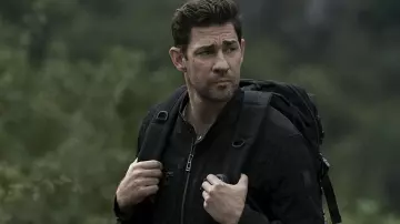 Chaqueta negra con cremallera usada por Jack Ryan (John Krasinski) como se ve en Tom Clancy's Jack Ryan (S03E08)