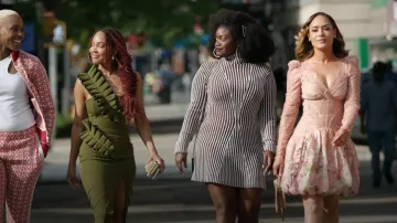 Zimmermann Dancer Lace Mini Dress In Silk-Linen Organza usada por Quinn Joseph (Grace Gealey) como se ve en Harlem (S02E01)