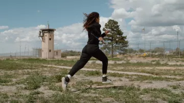 Adidas Bravada Mid Top Sneaker usada por Jess Valenzuela (Lisette Olivera) como se ve en National Treasure: Edge of History (S01E08)