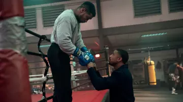 Gants d’entraînement de boxe en dentelle Cleto Reyes en bleu portés par Damian Anderson (Jonathan Majors) comme on le voit dans Creed III