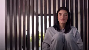 Alo Yoga Renommé Heavy Weight Crew Neck Pullover porté par Dixie D’Amelio comme vu dans The D’Amelio Show (S02E02)