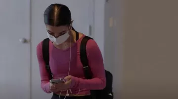 Alo Yoga Gather Long Sleeve Rib Crop Top porté par Charli D’Amelio comme on le voit dans The D’Amelio Show (S02E02)