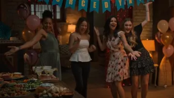 AllSaints Marie Stellae Robe à volants à volants floral portée par Darcy Cooper (Floriana Lima) comme on le voit dans A Million Little Things (S04E03)
