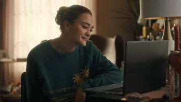 Le chandail graphique Great College Shoreline porté par Sophie Dixon (Lizzy Greene) vu dans A Million Little Things (S04E05)