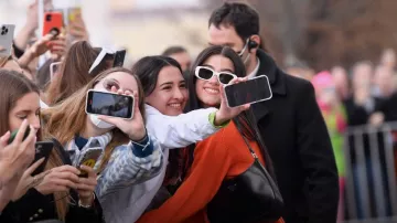 Prada Eyewear PR 17WS Rectangle Frame Lunettes de soleil portées par Charli D’Amelio comme vu dans The D’Amelio Show (S02E02)