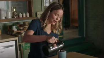 Madewell Whisper Cotton V-Neck Pocket Tee usada por Maggie Bloom (Allison Miller) como se ve en A Million Little Things (S04E06)