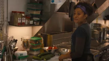 Mother Ther Boxy Goodie Tee en SPirit Animal usado por Regina Howard (Christina Moses) como se ve en A Million Little Things (S04E07)