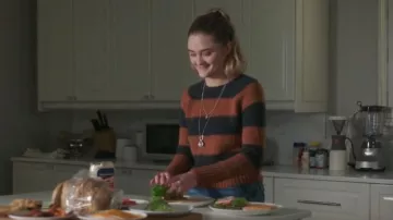 AllSaints Lou Striped Pull porté par Sophie Dixon (Lizzy Greene) vu dans A Million Little Things (S04E10)