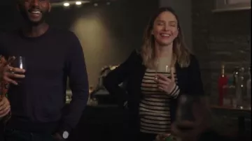 Rag and Bone Kate Rayed Clothed Diamond Cashmere Manches longues porté par Maggie Bloom (Allison Miller) comme on le voit dans A Million Little Things (S04E15)
