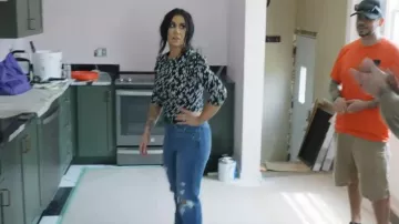 Abercrombie & Fitch Curve Love 90's Ultra High Rise Straight Jeans porté par Chelsea DeBoer comme on le voit dans Down Home Fab (S01E04)