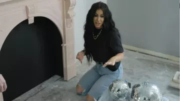 Abercrombie Curve Love Ultra High Rise 90s Straight Jean porté par Chelsea DeBoer comme on le voit dans Down Home Fab (S01E04)