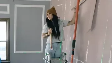 T-shirt Abercrombie Essential Body-Skimming porté par Chelsea DeBoer comme on le voit dans Down Home Fab (S01E04)