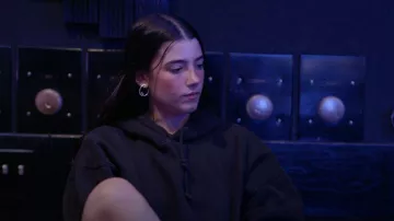 Brandy Melville Christy Sudadera con capucha usada por Charli D'Amelio como se ve en The D'Amelio Show (S02E09)