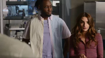 Brooks Brothers Regent Regular Fit Short Sleeve Sport Shirt usada por Chester P. Runk (Brandon McKnight) como se ve en The Flash (S09E01)