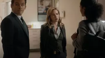 Veronica Beard Dickey Blazer worn by Laura Stensen (Britt Robertson) as seen in The Rookie: Feds (S01E10)