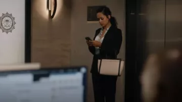 Liz Claiborne Tuxedo Tote Bag worn by Billie (Dia Nash) as seen in The Rookie: Feds (S01E10)