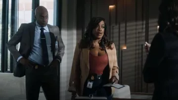 Madewell Scoop Neck Tee worn by Simone Clark (Niecy Nash) as seen in The Rookie: Feds (S01E10)