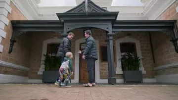 Birkenstock Arizona Regular usado por Travis Head como se ve en The Test (S02E01)