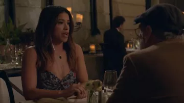 Cinq A Sept Mujer Riki Silk Maxi Vestido usado por Nell Serrano (Gina Rodriguez) como se ve en Not Dead Yet (S01E01)