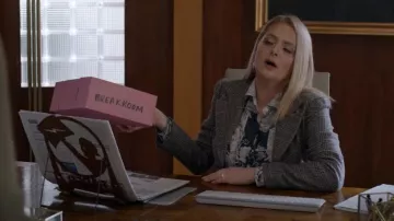 Etro Nautical Paisley Print Chemise oversize en soie boutonnée en blanc portée par Lexi (Lauren Ash) comme on le voit dans Not Dead Yet (S01E01)