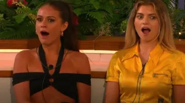 Dolls Kill Strut Off Top porté par Olivia Hawkins vu dans Love Island (S09E12)