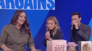 Paige Anessa Combinaison à manches longues portée par Monica Mangin comme vu en LIVE avec Kelly et Ryan le 10 février 2023